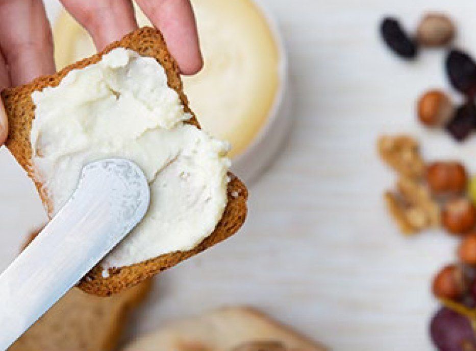 Soft spreadable vegan cheese